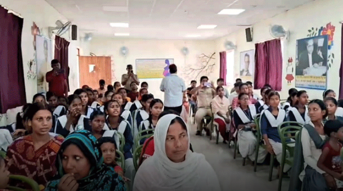 দুর্গাপুরের জেমুয়া ভাদুবালা উচ্চ বিদ্যালয়ের স্কুলের ক্লাস রুমে পড়ুয়াদের সাথে বসে অভিভাবকরা আর ক্লাস নিচ্ছেন পুলিশ আধিকারিকরা!