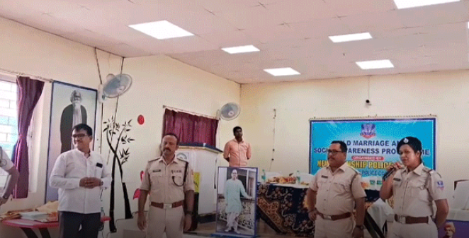দুর্গাপুরের জেমুয়া ভাদুবালা উচ্চ বিদ্যালয়ের স্কুলের ক্লাস রুমে পড়ুয়াদের সাথে বসে অভিভাবকরা আর ক্লাস নিচ্ছেন পুলিশ আধিকারিকরা!