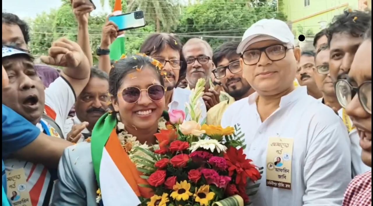 ইংলিশ চ্যানেল জয়ী মেদিনীপুরের সাঁতারু আফরিন জাবি মেদিনীপুরে পা দেওয়া মাত্রই আবেগে আনন্দে গা ভাসালেন মেদিনীপুর শহরবাসী!