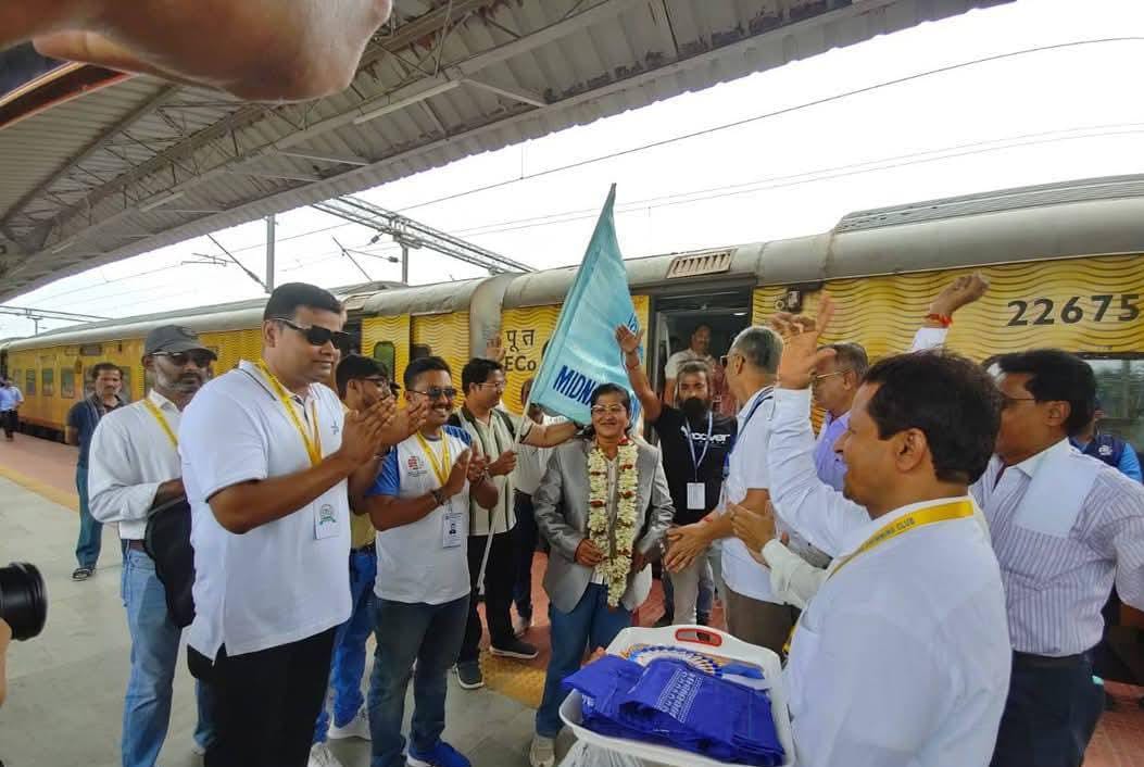 ইংলিশ চ্যানেল জয়ী মেদিনীপুরের সাঁতারু আফরিন জাবি মেদিনীপুরে পা দেওয়া মাত্রই আবেগে আনন্দে গা ভাসালেন মেদিনীপুর শহরবাসী!