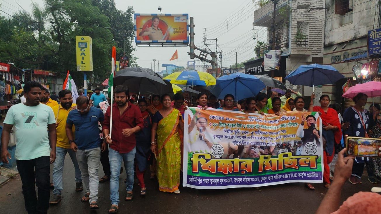 কেন্দ্র সরকারের আর্থিক বঞ্চনার প্রতিবাদে জেলার ও  ব্লকে পথ অবরোধ!