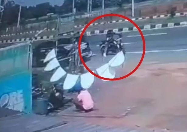 ব্যবসায়ীকে লক্ষ্য করে ‘গুলি’