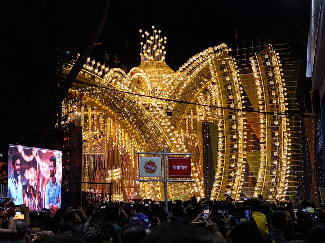 দক্ষিণ কলকাতার একটা খুব বিখ্যাত পুজো " ত্রিধারা সম্মিলনী" সেজে উঠছে দূর্গো পুজো নতুন সাজে