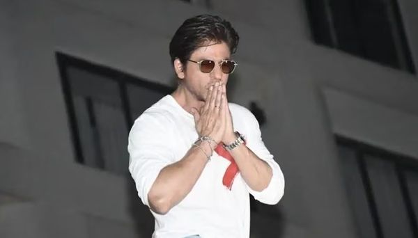 জন্মদিনে ফ্যানেদের সঙ্গে সেলিব্রেশনে মাতলেন শাহরুখ!