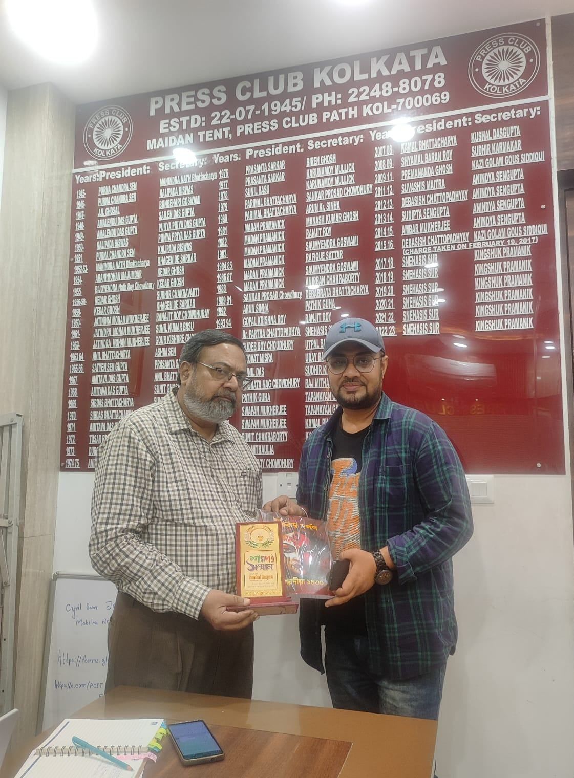 বিপ্লবী সংবাদ দর্পণ পক্ষ থেকে শারদ সম্মান প্রদান করা হল কলকাতা প্রেস ক্লাবের সভাপতি স্নেহাশিস সুরকে!