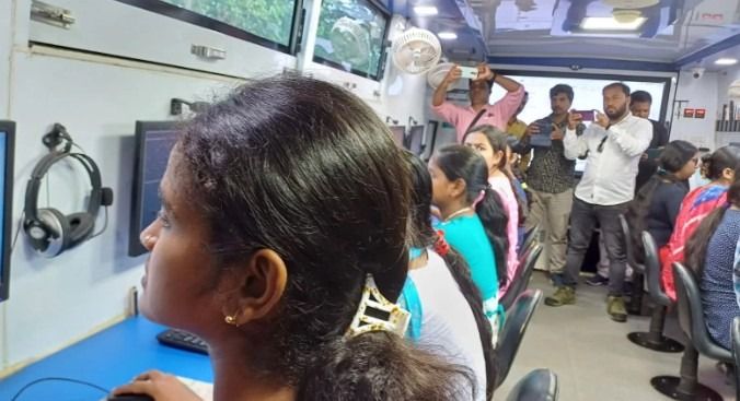 ডালমিয়া সিমেন্ট ভারত লিমিটেডের উদ্যোগে অত্যাধুনিক ভ্রাম্যমান বাসে সোলার সিস্টেমের মাধ্যমে কম্পিউটার প্রশিক্ষণ!