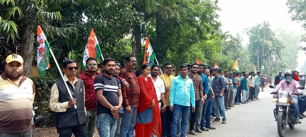 রাজ্যপালকে কালো পতাকা দেখালো মেদিনীপুর শহর তৃণমূল যুব কংগ্রেসের সদস্যরা!