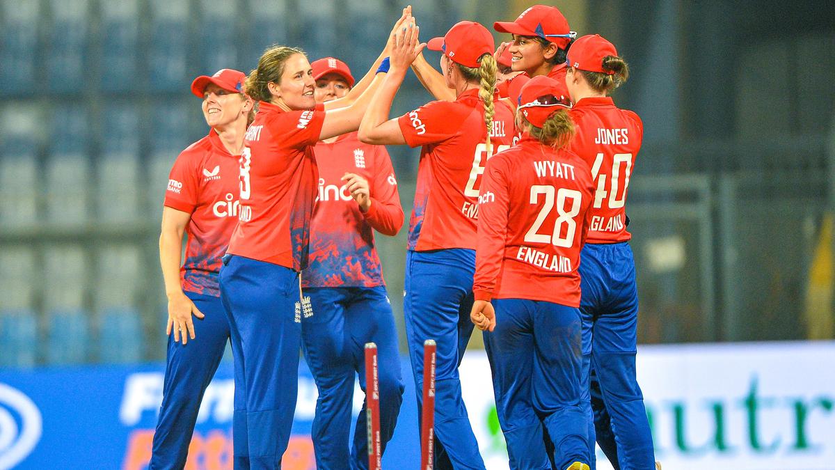 মুম্বাইয়ের ওয়াংখেড়ে স্টেডিয়ামে ভারত এবং ইংল্যান্ড মহিলাদের মধ্যে প্রথম টি-টোয়েন্টি ম্যাচ!