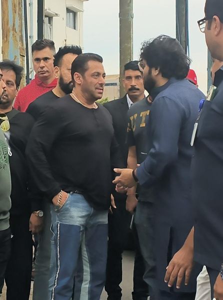 আজ সকালে কলকাতায় এলেন অভিনেতা  বলিউডের টাইগার সালমান খান!