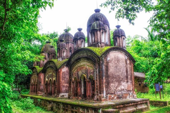 ৫০ বছর ধরে মন্দির রক্ষায় লড়াই, মেলেনি জমির ক্ষতিপূরণ!