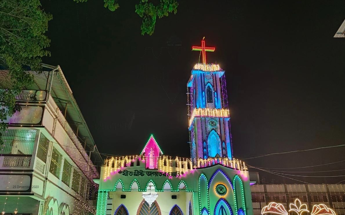 আলোর মালায় সেজে উঠেছে মেদিনীপুরের নির্মল হৃদয় আশ্রম চার্চের স্কুল ও মাঠে!