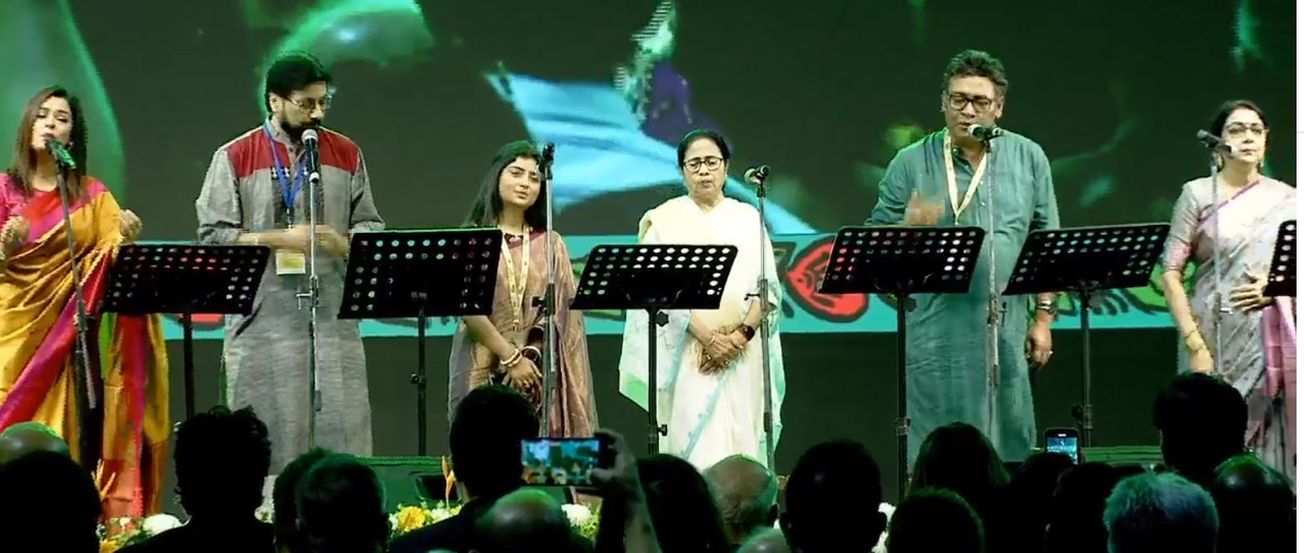 রাজ্য সংগীত বিতর্ক! রবীন্দ্রনাথের গানের কথা বদলানোয় প্রবল প্রতিবাদ!