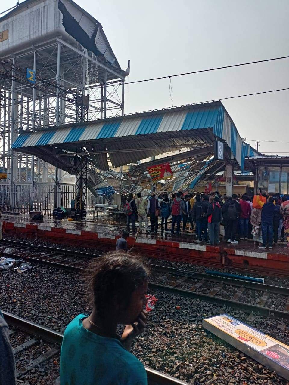বর্ধমান স্টেশনে ভেঙে পড়ল জলের ট্যাঙ্ক