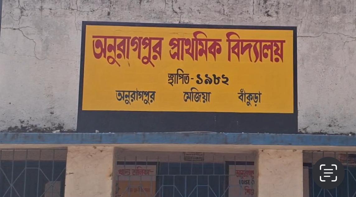 রাস্তা নির্মাণের কাজ সম্পূর্ণ হওয়ার আগেই হাতের আঙুলের চাপে উঠে আসছে পিচের চাদর