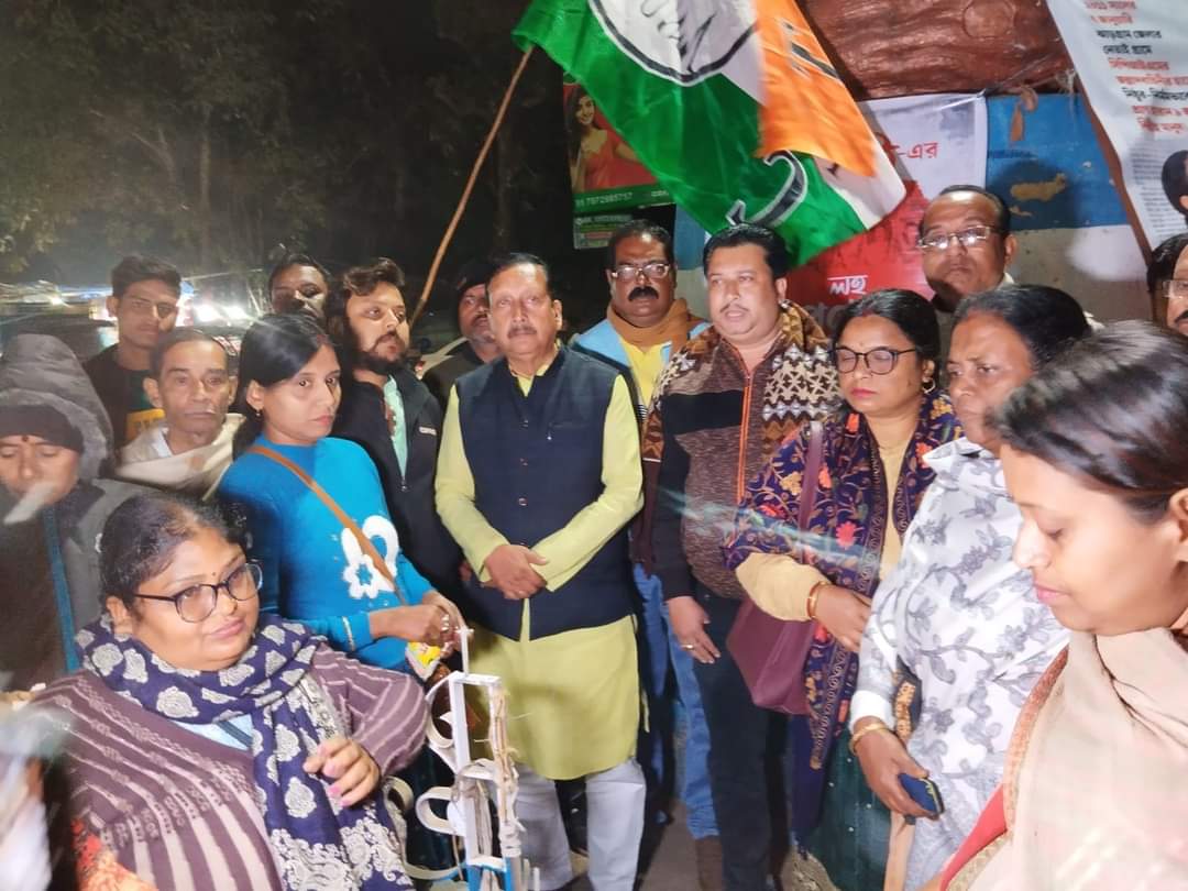 গান্ধী মূর্তির পাদদেশে মোমবাতি জ্বালিয়ে শহীদ নেতাদের শ্রদ্ধা জানালো!