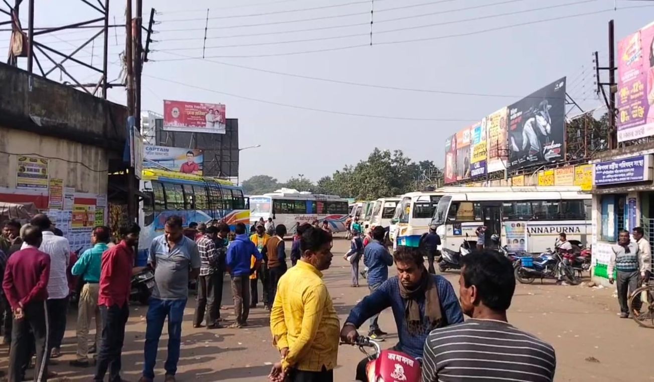 বাস স্ট্যান্ডে গিয়ে ফিরতে হচ্ছে মানুষকে, চুড়ান্ত দুর্ভোগ জেলাজুড়ে!