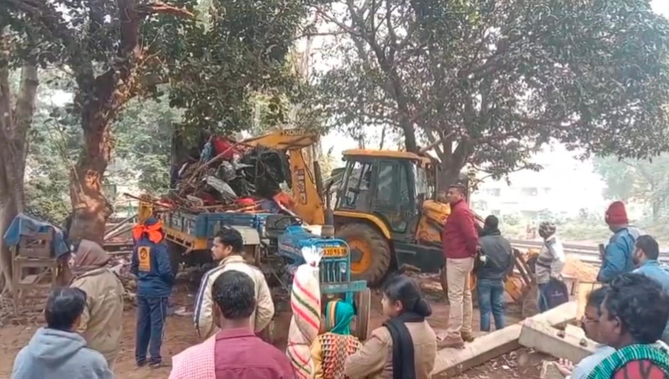 কয়েকটি বেআইনি দোকানঘরকে বুলডোজার দিয়ে ভেঙে ফেলা হলো প্রশাসনের তরফ থেকে!