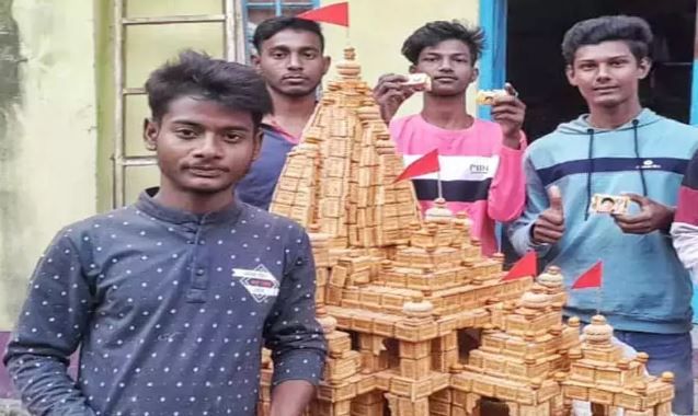 বিস্কুট দিয়ে রাম মন্দির নির্মাণ করলেন দুর্গাপুরের বাসিন্দা ছোটন ঘোষ