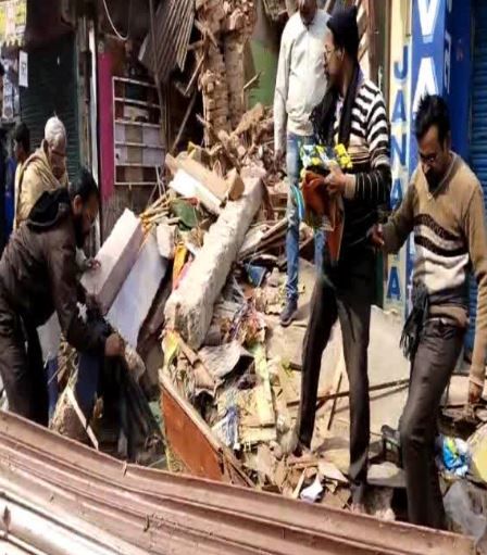 হঠাৎ লোডশেডিং,তারপরই ভেঙে গুঁড়িয়ে দেওয়া হল একের পর এক দোকান!