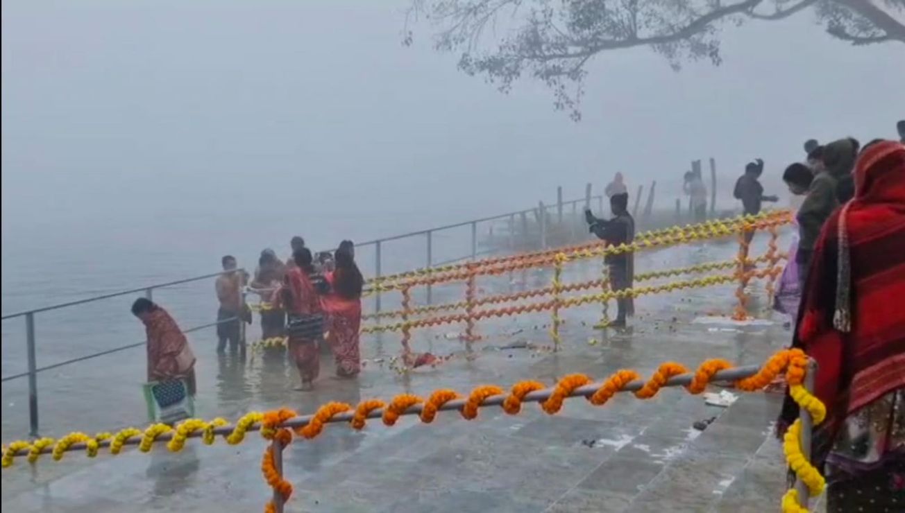 মকর সংক্রান্তির সকালে মেদিনীপুর শহর সংলগ্ন কংসাবতী নদীতে ভীড় পূর্নার্থীদের!