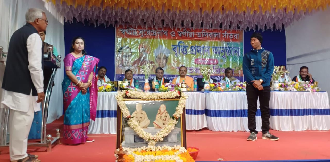 খড়্গপুরের দুটি ব্লকের মাধ্যমিক ও উচ্চ মাধ্যমিকের প্রথম স্থানাধিকারীসহ ৮৬ জন কৃতী পড়ুয়াকে বৃত্তি ও পুরস্কার দিলেন খড়্গপুরের 'সাঁতরা পরিবার'