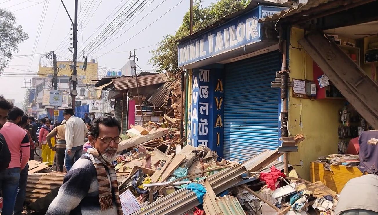 খোদ শহরের বুকেই প্রোমোটারি রাজ। রাতের অন্ধকারে বিদ্যুতের লাইন কেটে দিয়ে JCB দিয়ে গুঁড়িয়ে দেওয়া হল একাধিক দোকান!