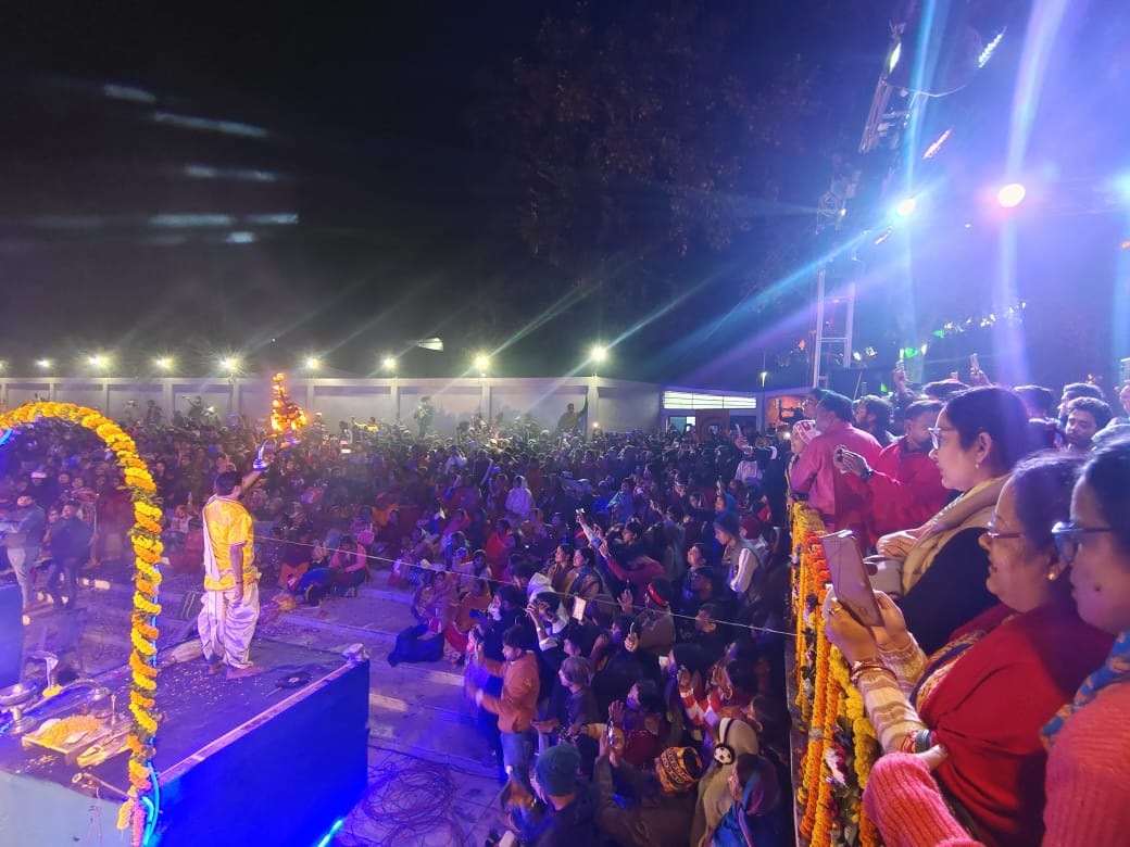 বেনারস থেকে আগত পুরোহিতদের দ্বারা কংসাবতী নদীর ধারে সন্ধ্যা আরতির "গঙ্গা আরতির"!