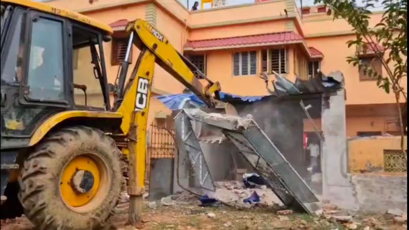 বনদপ্তরের জায়গাকে দখল করা ঘরবাড়ি উচ্ছেদ!