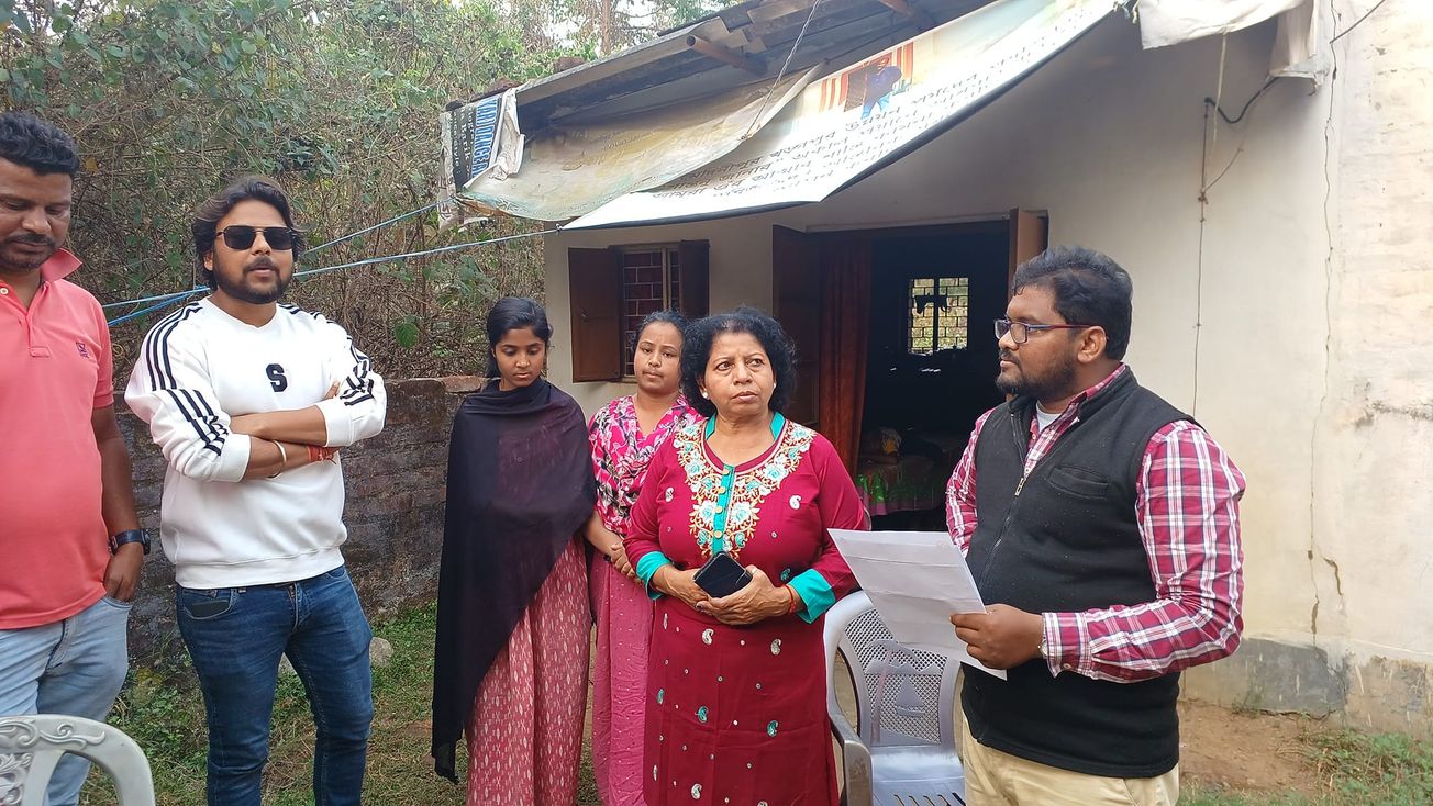 অসহায় ব্যক্তির পাশে দাঁড়ালেন ও সাহায্যের হাত বাড়িয়ে দিলেন এক বিশিষ্ট সমাজসেবী!