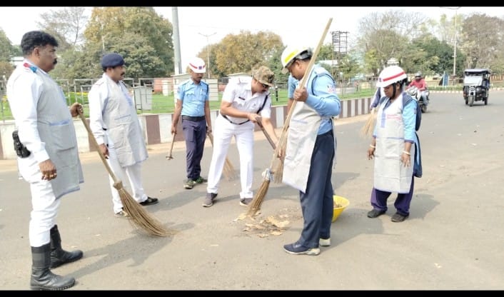 ট্রাফিক পুলিশ রাস্তায় ঝাঁটা, ঝুড়ি, হাতে ! কিন্তু কেন?
