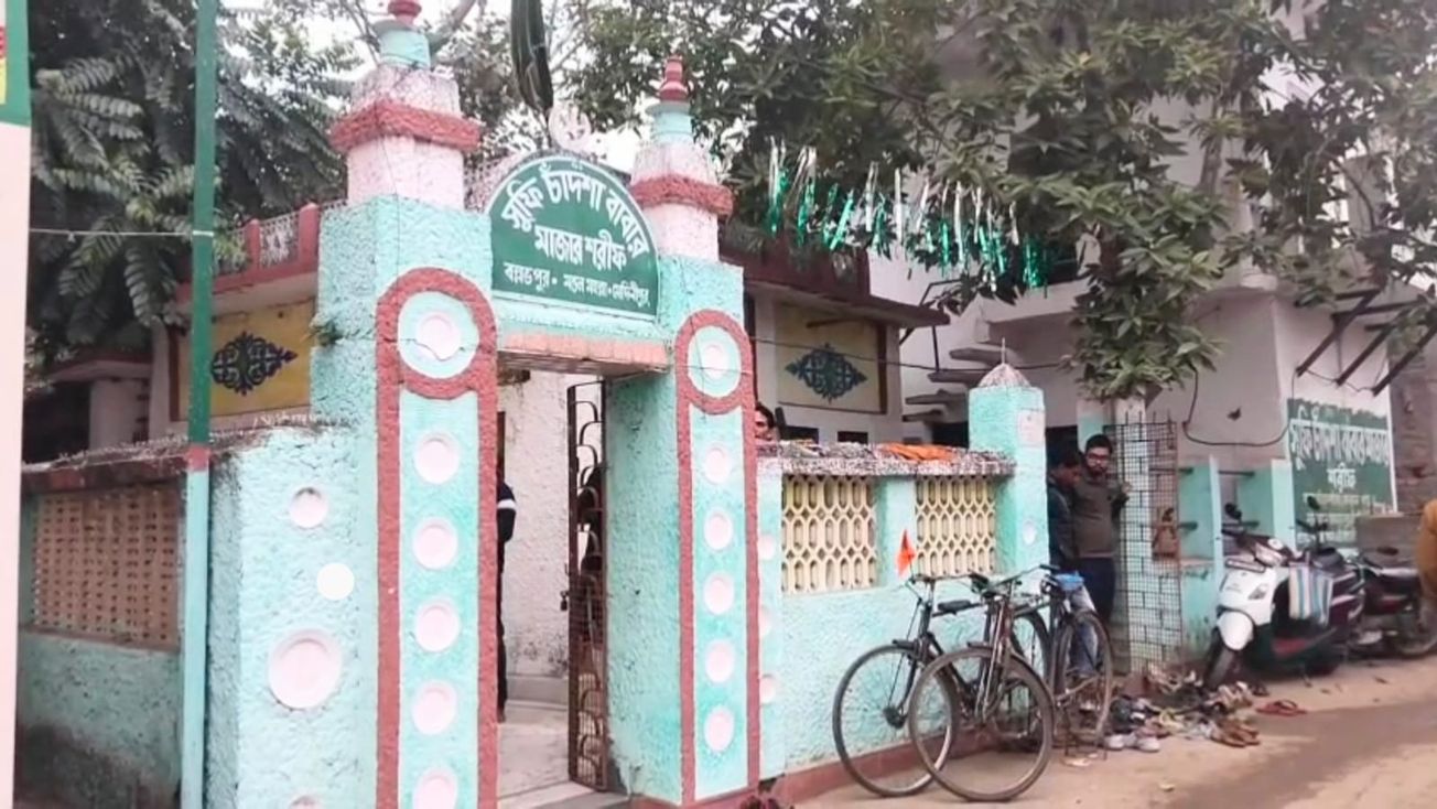 মেদিনীপুর শহরের মুসলিম এলাকায় অবস্থিত মাজারে হিন্দু-মুসলিম ধর্মের মধ্যে ভেদাভেদ নেই!