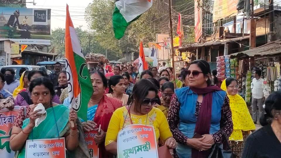 মহিলারা মুখ্যমন্ত্রীকে ধন্যবাদ জানিয়ে মেদিনীপুর শহর মহিলা তৃণমূল কংগ্রেসের পক্ষ থেকে শনিবার একটি মিছিল ও  মিষ্টি বিতরণ!