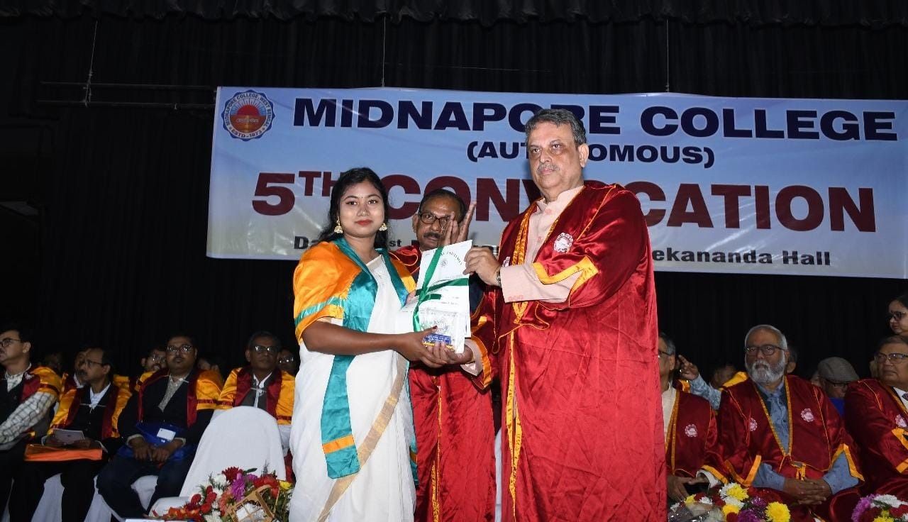 মেদিনীপুর কলেজ (স্বশাসিত) এর বিবেকানন্দ সভাগৃহে  পঞ্চম সমাবর্তন অনুষ্ঠিত হলো!