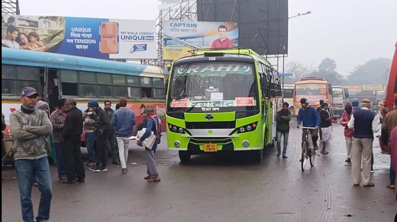 পশ্চিম মেদিনীপুর জেলা বাস ওনার্স এসোসিয়েশন পক্ষ থেকে পরীক্ষাকেন্দ্রে যাতায়াতের ভাড়া ফ্রি করলো বাস মালিক সংগঠন!
