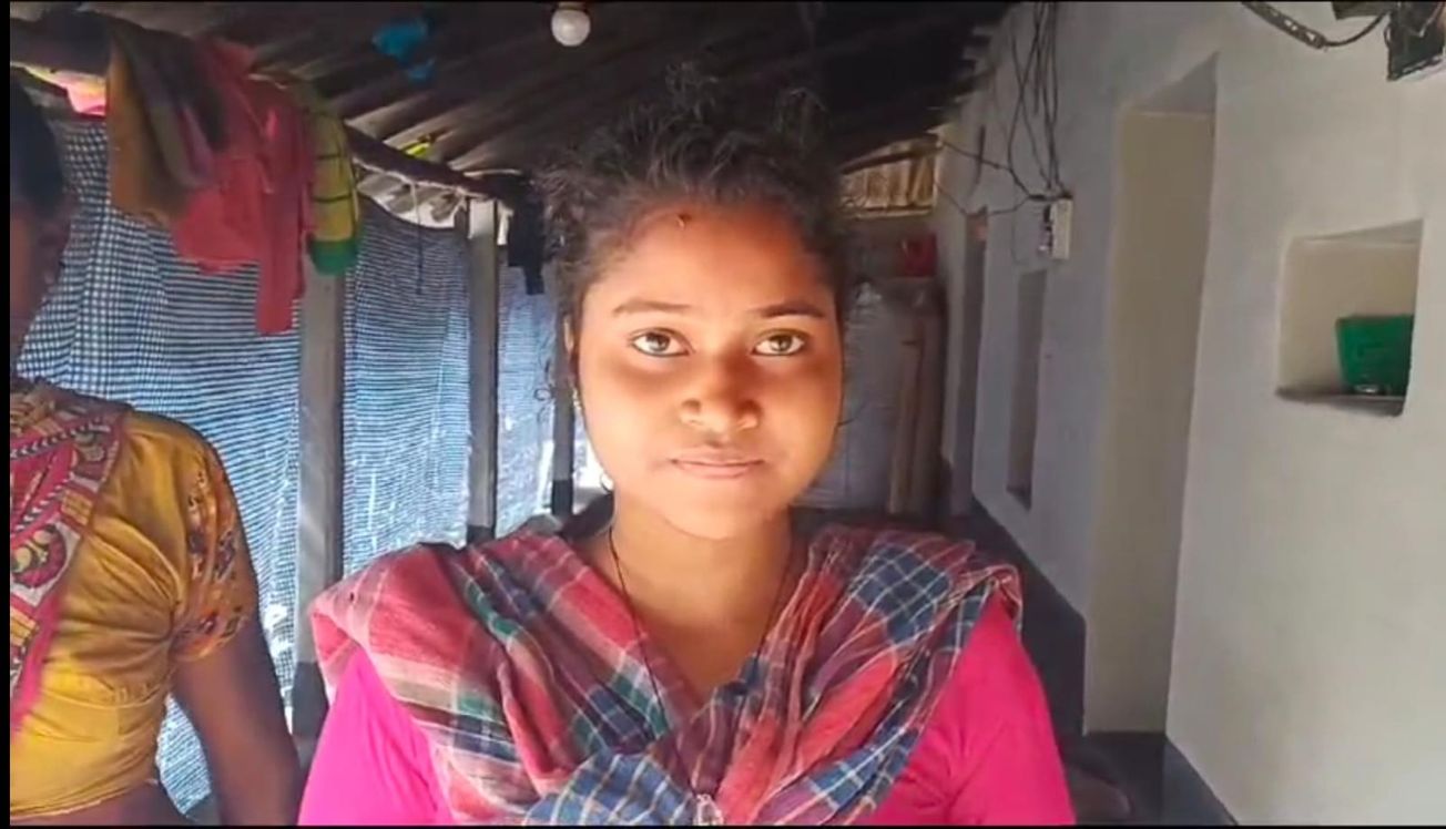 মাধ্যমিক পরীক্ষা দিতে এসে পরীক্ষা কেন্দ্র থেকে পরীক্ষা না দিয়ে ফিরতে হলো বাড়ি পরীক্ষার্থীকে!