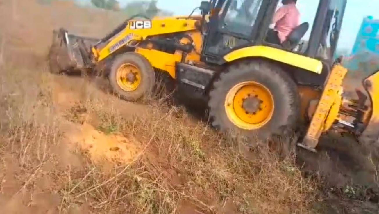 মেদিনীপুর শহরের তাঁতিগেড়িয়া কবরস্থানে সংস্কার কাজ চলছে!