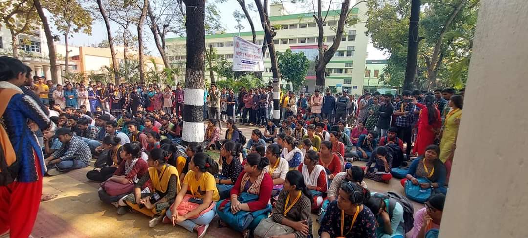 মর্মান্তিক পথ দুর্ঘটনায় জখম মেদিনীপুর কলেজের ছাত্র, নজিরবিহীন বিক্ষোভ চিকিৎসার অর্থনৈতিক জন্য!