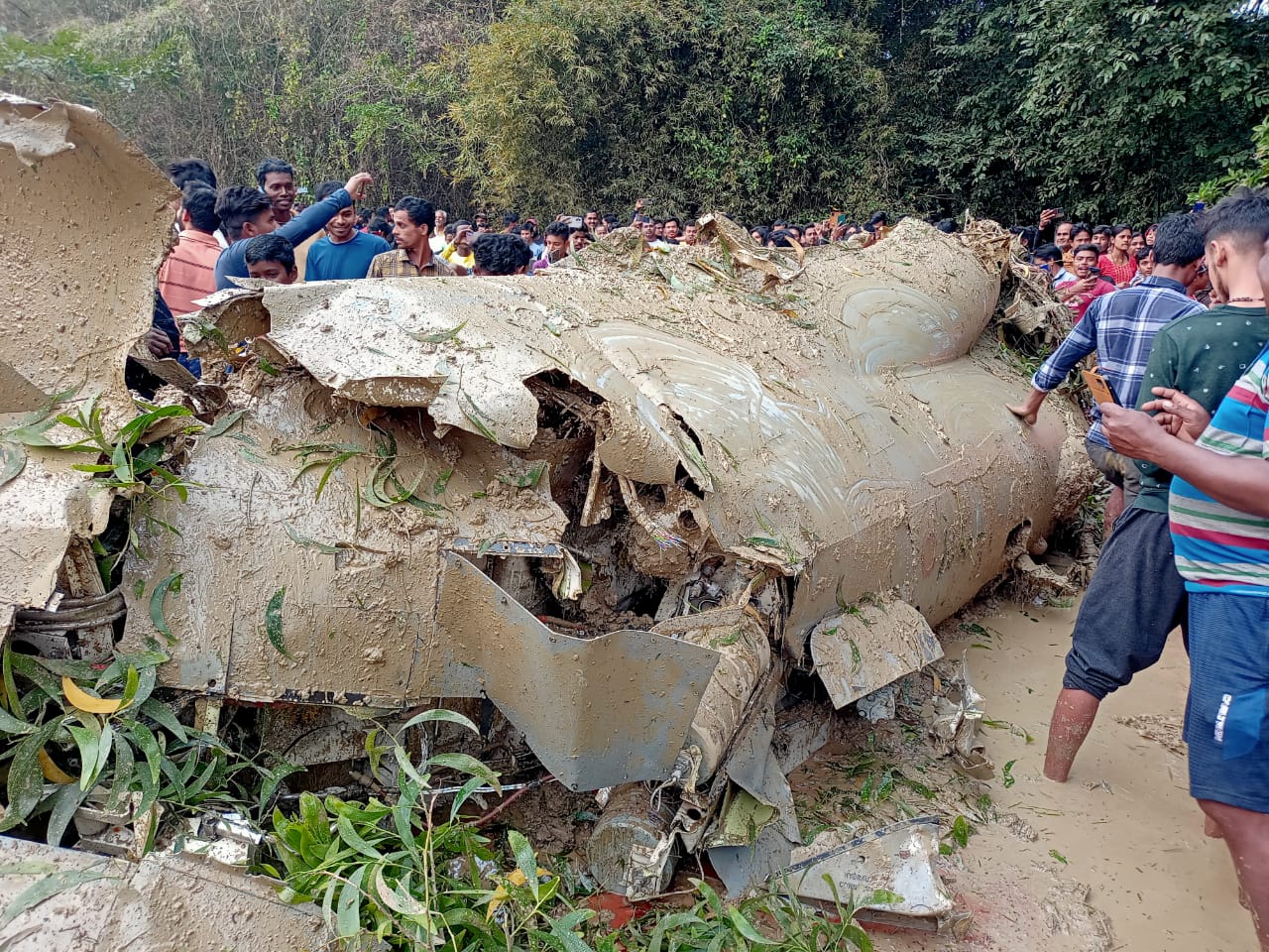 মঙ্গলবার দুপুর সাড়ে তিনটে নাগাদ খড়্গপুরে কলাইকুণ্ডা এয়ারবেসে  বায়ুসেনার প্রশিক্ষণ চলাকালীন  আচমকাই ভেঙে পড়ে বায়ুসেনার একটি যুদ্ধবিমান!