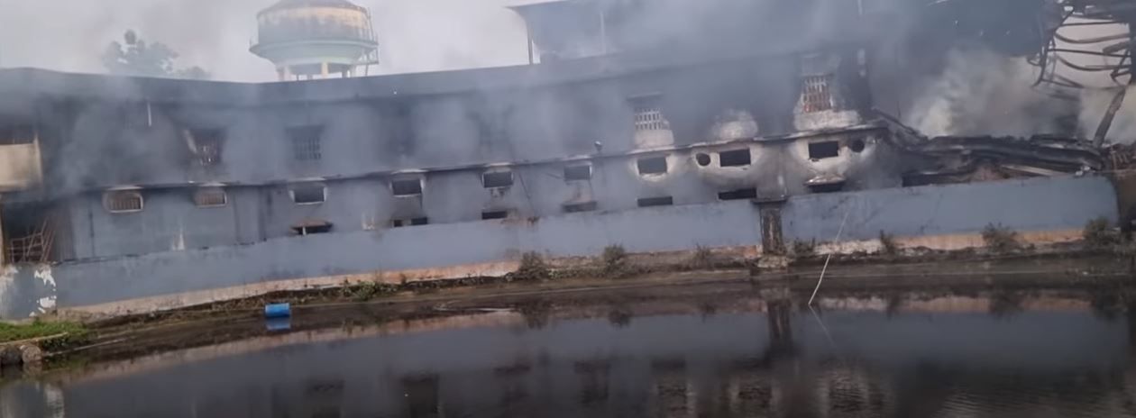 পশ্চিম মেদিনীপুরের দাসপুরের রসিকগঞ্জে ধূপের কারখানার বিধ্বংসী আগুন !
