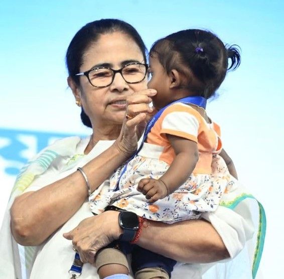 মেদিনীপুরের ছোট্ট দিশা কোলে তুলে নিয়েছিলেন মুখ্যমন্ত্রী!
