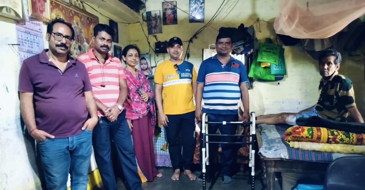 অসুস্থ মন্টু মাইতির হাতে ওয়াকার তুলে দিলো সুবর্ণরৈখিক পরিবার!