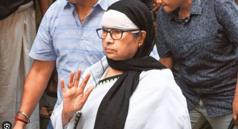 মাথায় চোট নিয়েই নবান্নে পৌঁছলেন মুখ্যমন্ত্রী!