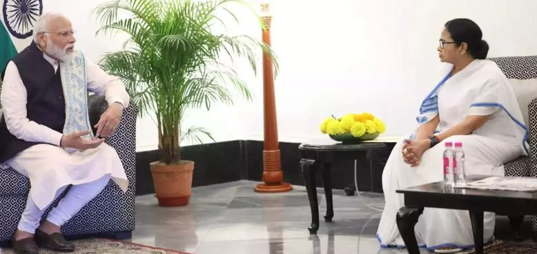 রাজভবনে দেশের প্রধানমন্ত্রী  সঙ্গে বৈঠক করলেন রাজ্যের মুখ্যমন্ত্রী!