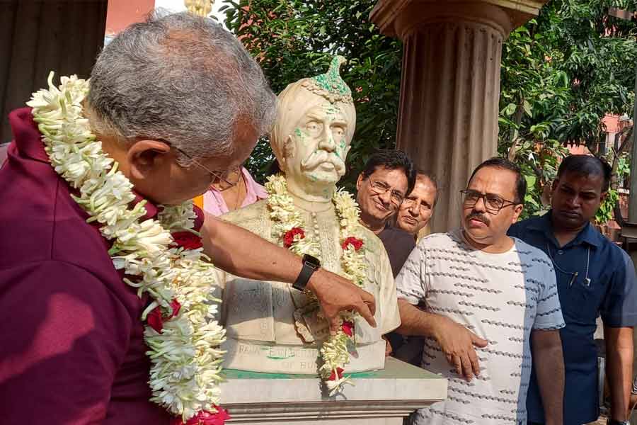 বর্ধমানের রাজা ভেবে ভুল মূর্তিতে মালা, খোঁচা তৃণমূলের।