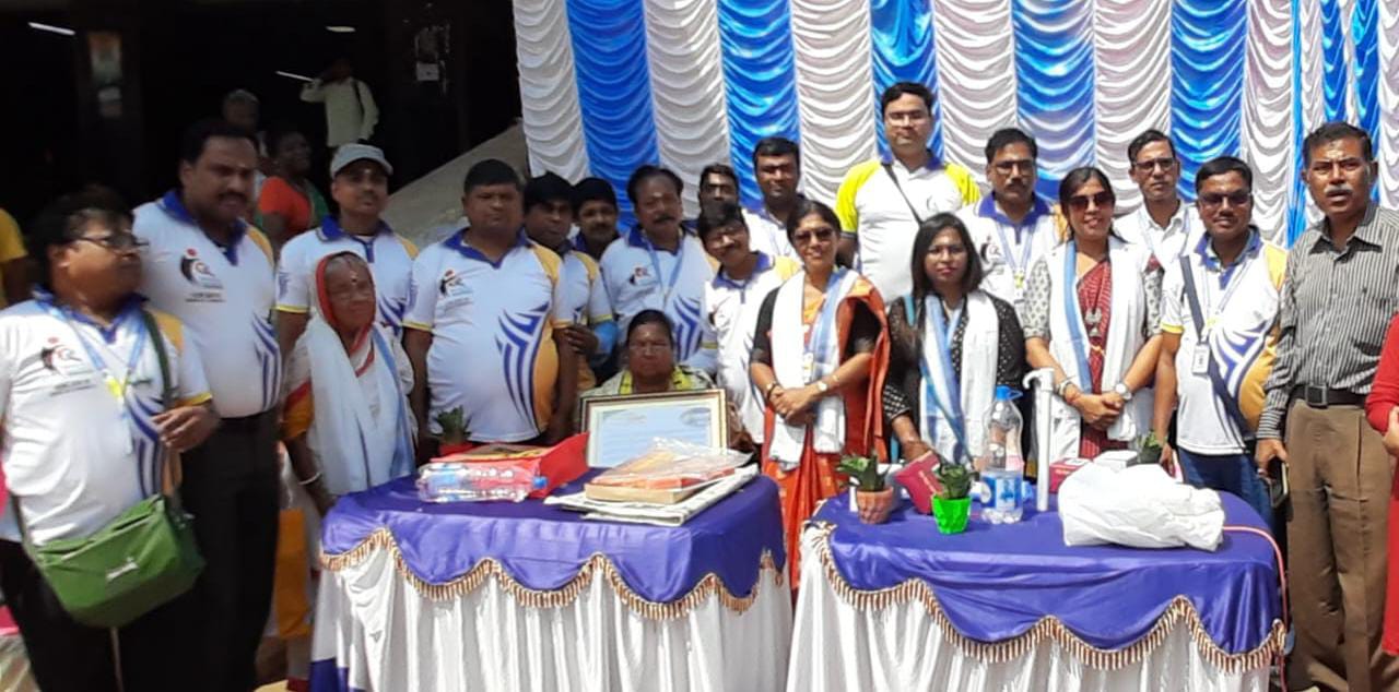 নারী দিবসে পাঁশকুড়ার সংবাদপত্র বিক্রেতা আল্পনা দন্ডপাটকে সংবর্ধনা জানালো মেদিনীপুর কুইজ কেন্দ্র!