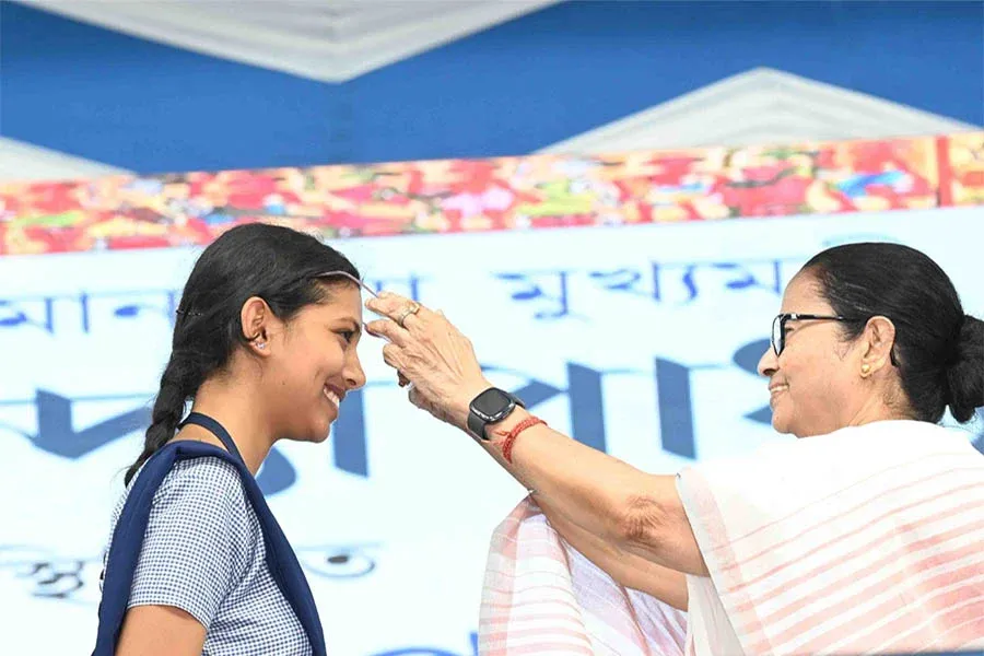 মেদিনীপুরের সভায় জুন মালিয়ার সঙ্গে আদিবাসী নৃত্য মুখ্যমন্ত্রী!