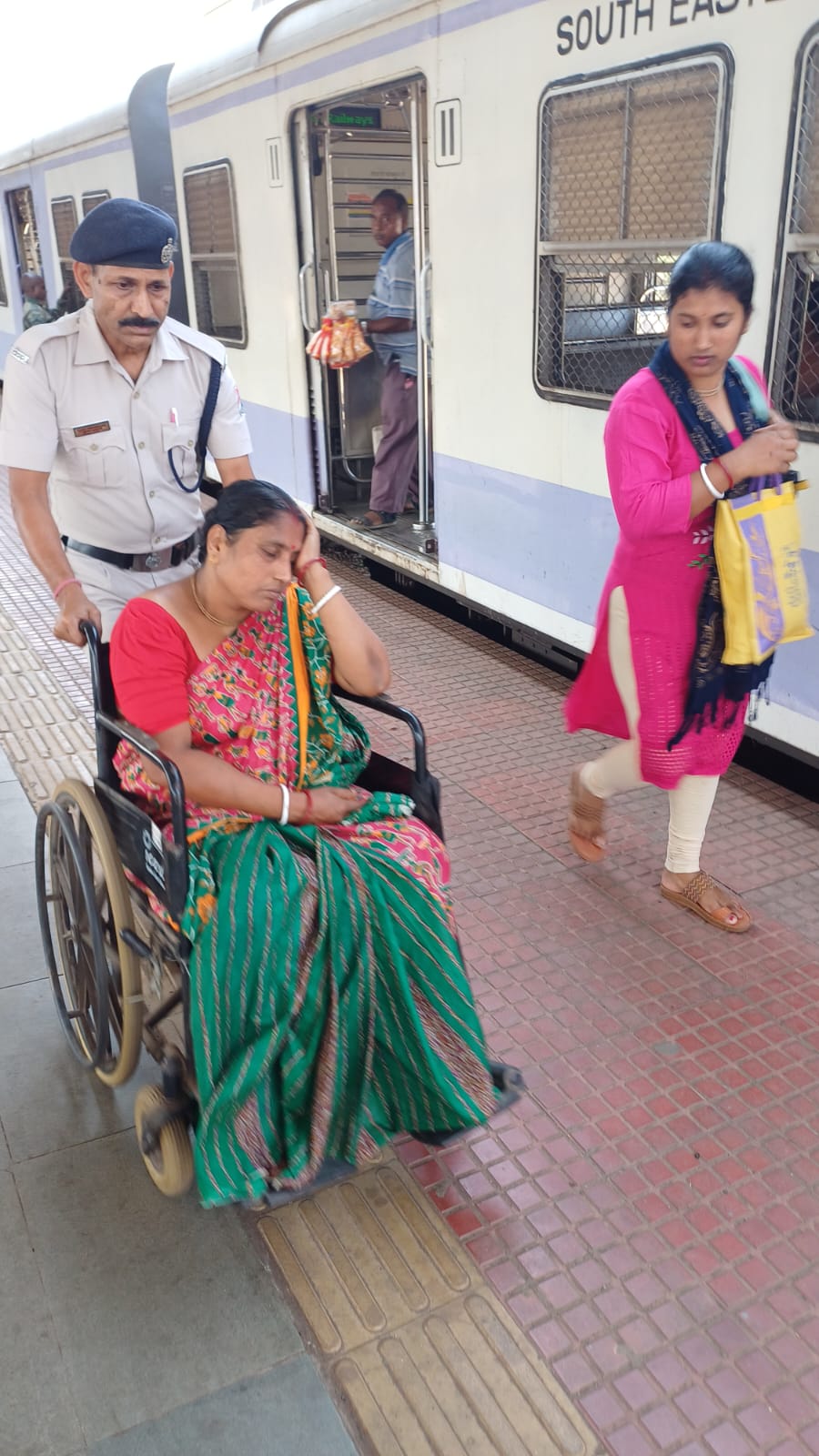 মেদিনীপুর স্টেশনে অসুস্থ মহিলার পাশে দাঁড়ালেন মানবিক অধ্যাপক ড.অমিতাভ নায়েক!