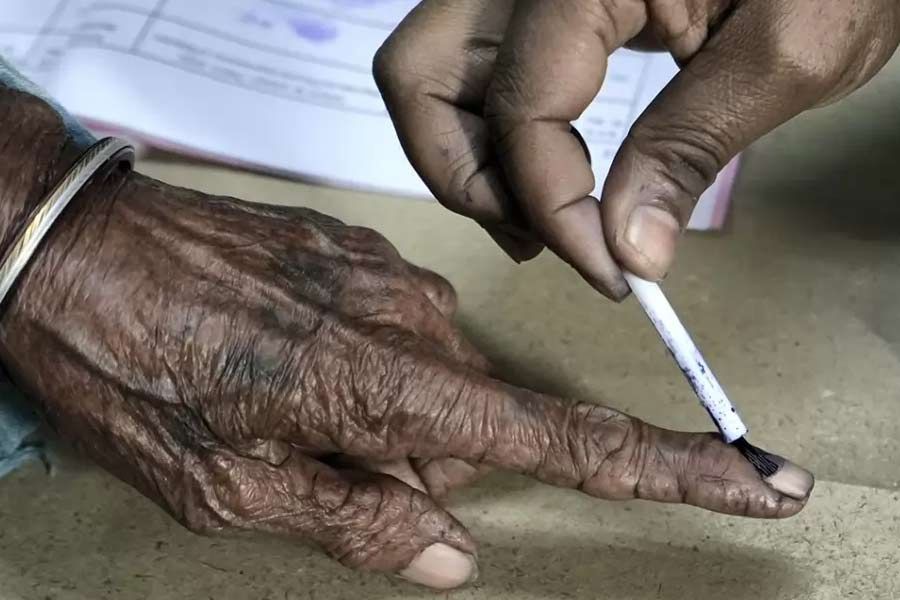 ৮৫ বছরের ঊর্ধ্বে বাড়িতে বসেই দিতে পারবেন ভোট!