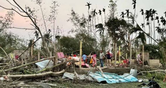 কয়েক মিনিটের ঝড়়ে লন্ডভন্ড উত্তরবঙ্গ!