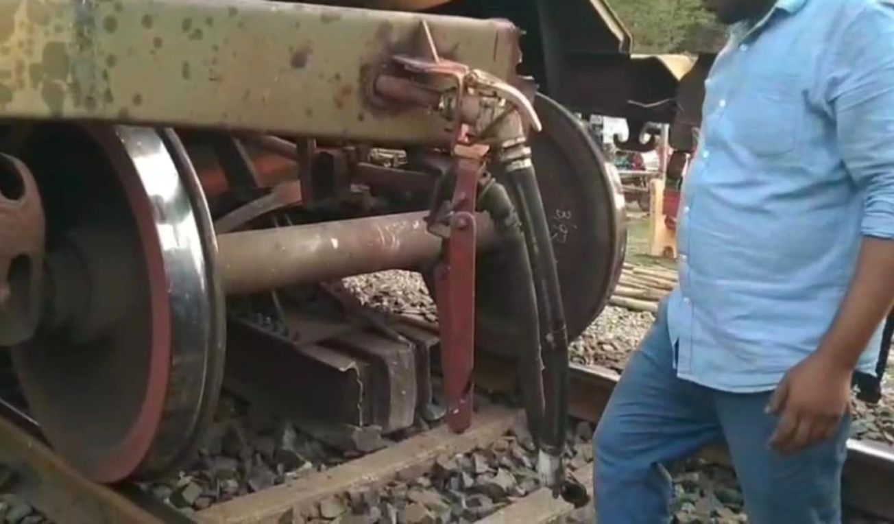 মালগাড়ির কাপলিং ভেঙে বিপত্তি !